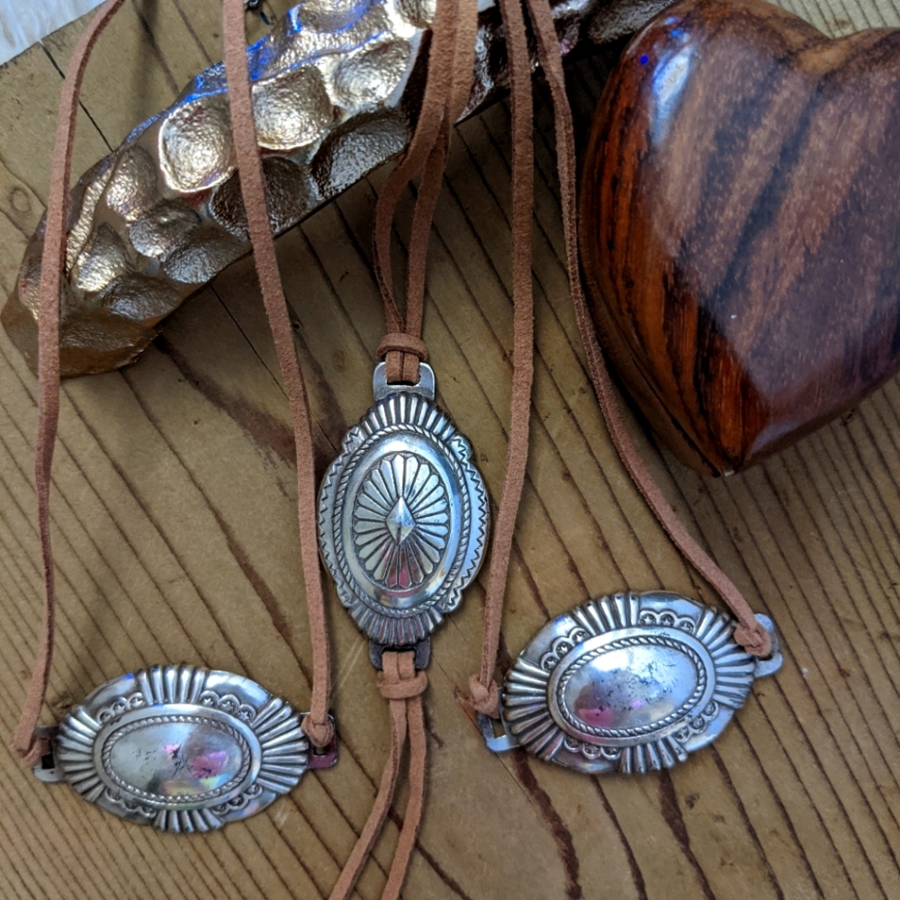 🦊 Vintage Silver Concho Pendant Necklace Brown Suede Cord Boho Western Style